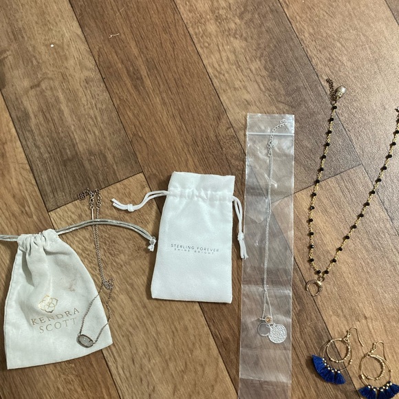 Assorted jewelry - Picture 1 of 6